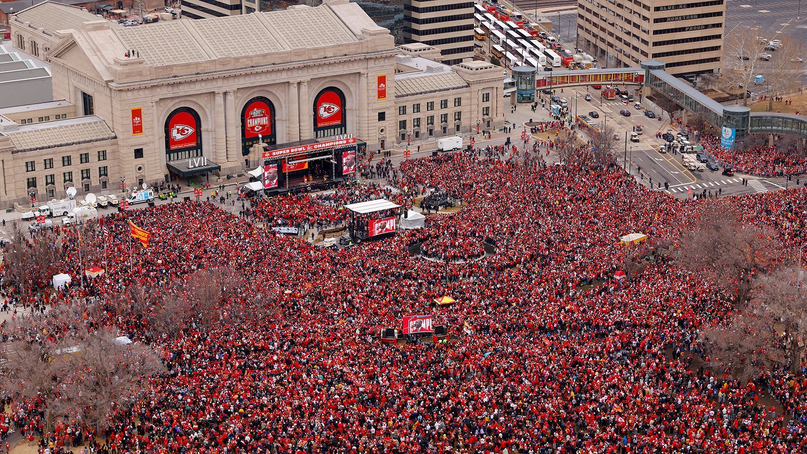 
                <strong>Ein rotes Meer</strong><br>
                Tausende Menschen versammeln sich, um die Reden der Chiefs-Stars zu hören.
              