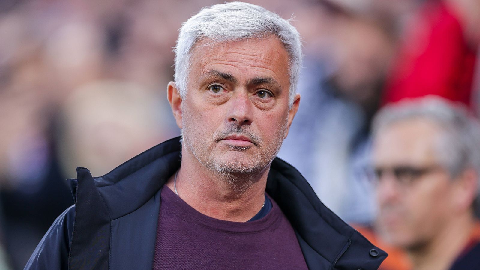 
                <strong>Platz 3 (geteilt): Jose Mourinho, AS Rom – 7,07 Punkte</strong><br>
                Auch Jose Mourinho ist nicht mehr der jüngste Trainer – wird von der KI aber immer noch als sexy angesehen. Mit 7,07 Punkten belegt er den geteilten dritten Rang. Der Coach der AS Rom – die im Europa-League-Finale große Chancen auf den Titel hat – nennt sich selbst "The Special One". In der Vita seiner Trainerkarriere stehen internationale Topklubs wie Real Madrid, FC Porto, Manchester United und der FC Chelsea.
              