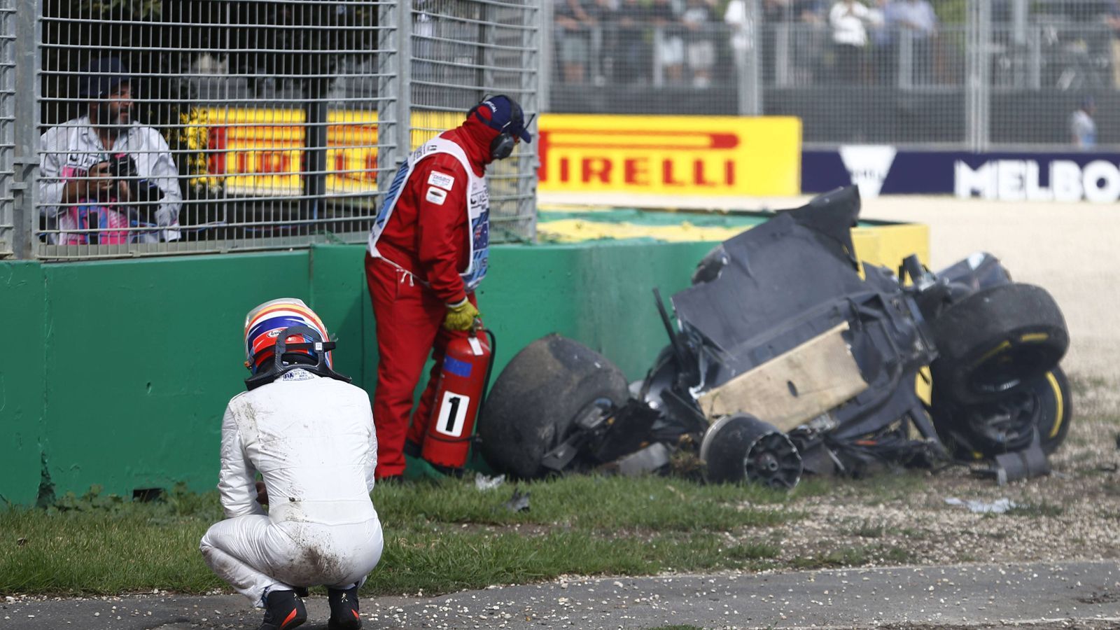 
                <strong>Formel 1: Fernando Alonsos spektakuläre Karriere</strong><br>
                2016 noch ein Crash im McLaren, wieder ein heftiger. Mit 305 km/h überschlägt er sich in Australien, übersteht dabei einen Aufprall mit 46 g, also dem 46-fachen seines Körpergewichts. Zum Vergleich: In einer Achterbahn können 4 bis 5 g wirken.
              