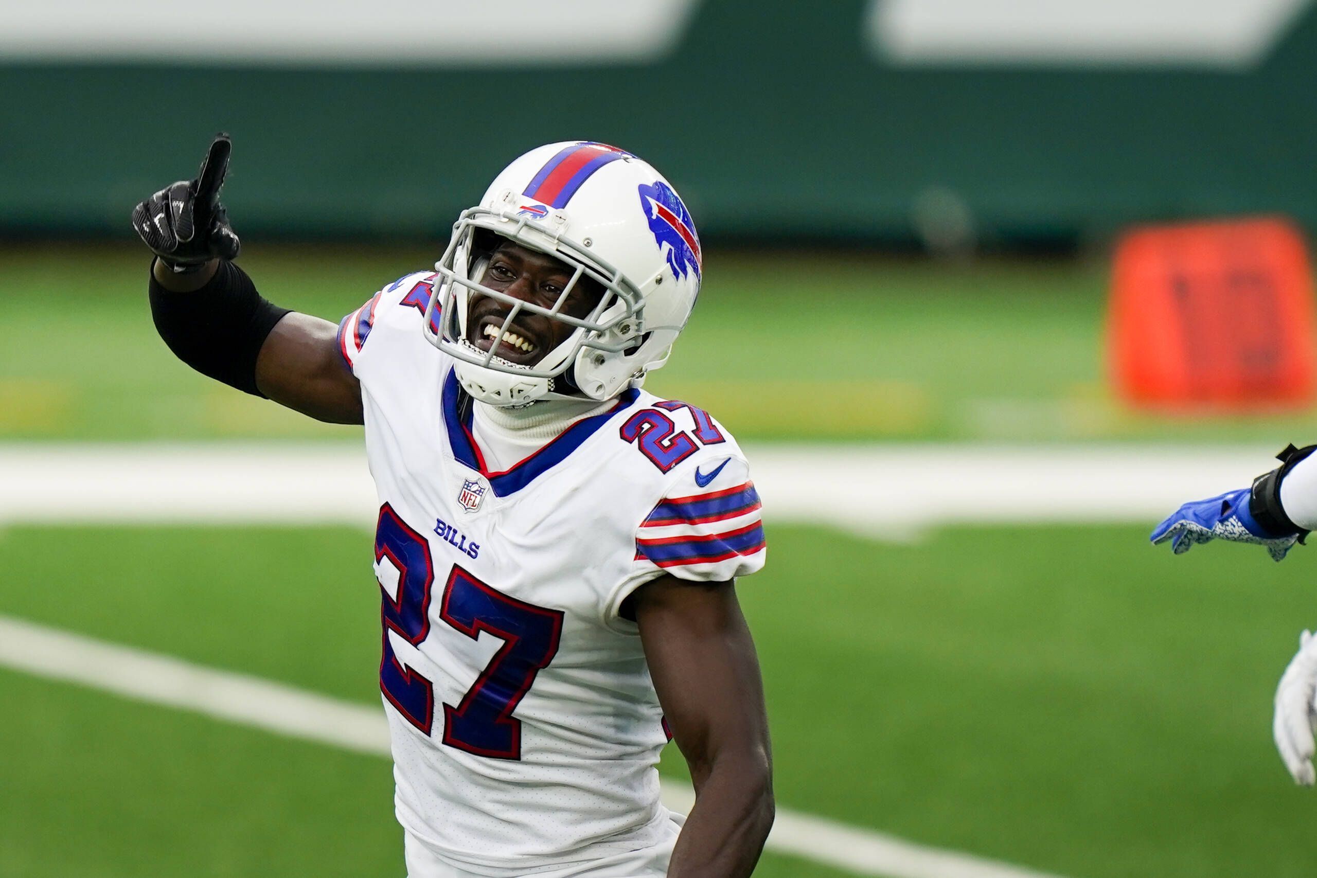 
                <strong>5. Tre'Davious White (Buffalo Bills)</strong><br>
                Tre'Davious White war ein Grund dafür, dass die Buffalo Bills 2020 eine der besten Verteidigungen der gesamten NFL hatten. Der Cornerback kam vergangene Saison auf drei Interceptions, elf abgewehrte Pässe, 1,5 Sacks und insgesamt 54 Tackles. Seitdem er 2017 in die NFL einstieg, hat er 15 Interceptions gefangen und 54 Pässe abgewehrt.
              