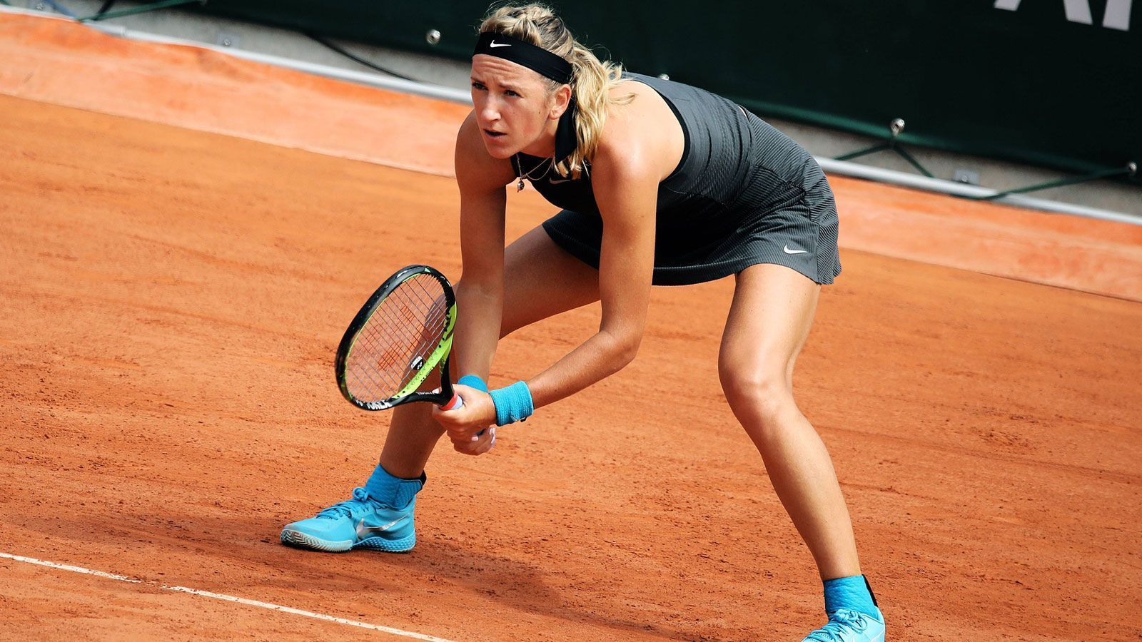 
                <strong>Viktoria Azarenka (Weißrussland)</strong><br>
                Im Jahr 2013 zählte die Weißrussin zu den vier bestbezahlten Sportlerinnen der Welt. Nach Verletzungen, einer Schwangerschaft und einem folgenden Sorgerechtsstreit, den sie für sich entscheiden konnte, kämpft Viktoria Azarenka wieder um den Anschluss an die Weltspitze. In Paris klappte dies vorerst nicht. Aus in Runde eins für die frühere Weltranglistenerste.
              