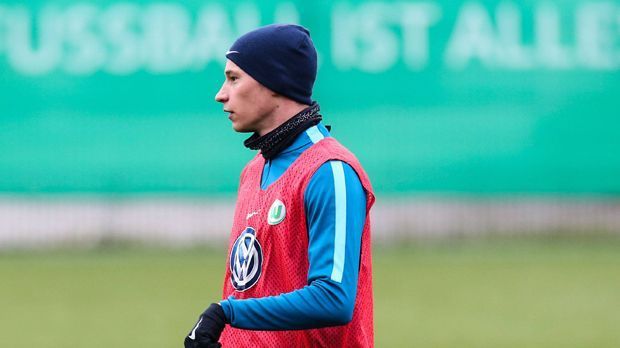 
                <strong>August 2016: Julian Draxler macht Probleme</strong><br>
                Draxler weiter: "Mir wurde bei meinem Wechsel mündlich zugesichert, dass ich den Verein verlassen kann, wenn sich dazu Möglichkeiten ergeben. Sowohl von Hecking als auch von Allofs. Es war klar, dass der VfL Wolfsburg eine gute Perspektive, aber auch ein Sprungbrett sein sollte. Es war immer klar zwischen allen Beteiligten, dass ich zu einem internationalen Top-Klub gehen möchte, wenn sich die Chance ergibt." Gehen durfte Draxler trotzdem nicht, er bekam fortan aber auch kein Bein mehr auf den Boden.
              