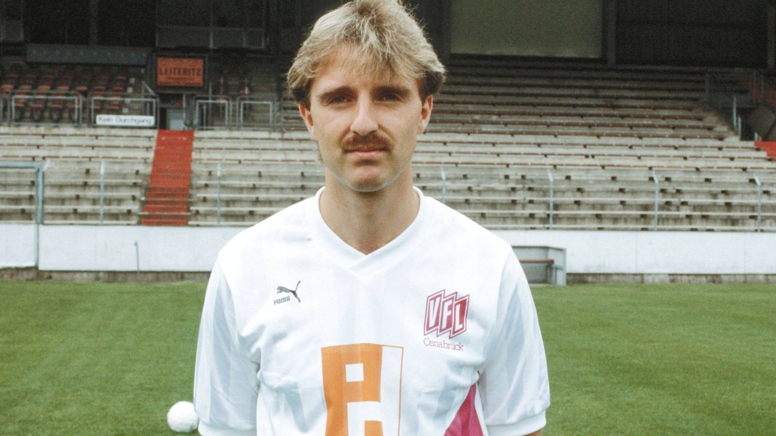 
                <strong>Platz 3 - Paul Jaschke (VfL Osnabrück)</strong><br>
                Alter zum Zeitpunkt des Tores: 17 Jahre, 4 Monate, 8 TageBegegnung: VfL Osnabrück - 1. FC Nürnberg (Ergebnis: 3:1, 26. August 1983)
              