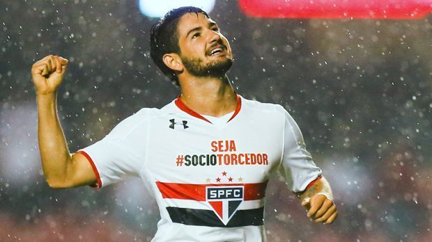 
                <strong>Alexandre Pato</strong><br>
                Alexandre Pato: Der brasilianische Stürmer darf jubeln, Pato wechselt von Corinthians Sao Paulo zum FC Chelsea. "Ich bin so glücklich, ein Traum wird wahr. Chelsea wird mein neues Zuhause", schwärmte der 26-Jährige nach seiner Landung in London gegenüber "Sky Sports". Zuvor hatte schon sein Freund und Formel 1-Pilot Felipe Massa den Wechsel auf Instagram verraten, indem der Brasilianer ein Foto von Pato und sich postete und dazu dem Torjäger viel Glück bei den "Blues" wünschte.
              