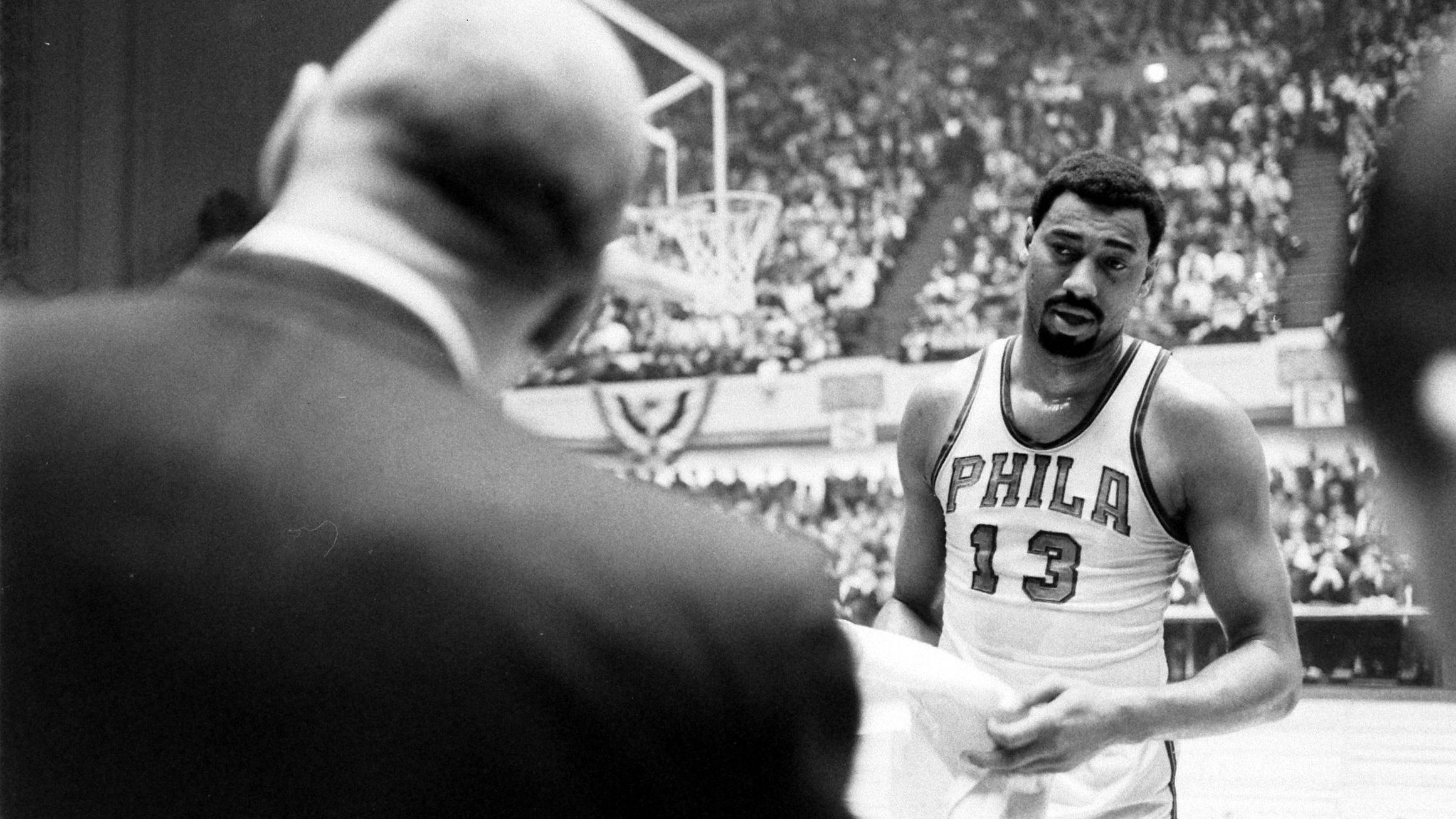 <strong></strong><strong>Wilt Chamberlain</strong> <br>Am 2. März 1968 erzielte Wilt Chamberlain <strong>100 Punkte</strong> beim 169:147 seiner Philadelphia Warriors gegen die New York Knicks - bis heute der Rekord. Er spielte die kompletten 48 Minuten durch. Es gibt jedoch ein Aber. Das Spiel wurde nicht im TV übertragen und somit lässt sich nicht überprüfen, ob er wirklich 100 Punkte erzielte. Doch selbst wenn es nur 95 Punkte gewesen sein sollten, wäre die Leistung unfassbar.