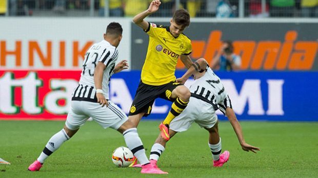 
                <strong>Gewinner: Julian Weigl</strong><br>
                Gewinner: Julian Weigl. Der 19-Jährige kam im Sommer von 1860 München - und könnte Tuchels großer Newcomer werden. Beeindruckte vor allem gegen Juventus mit Ruhe und sicherem Kurzpassspiel im defensiven Mittelfeld. In der aktuellen Form ein möglicher Kandidat für die Startelf.
              