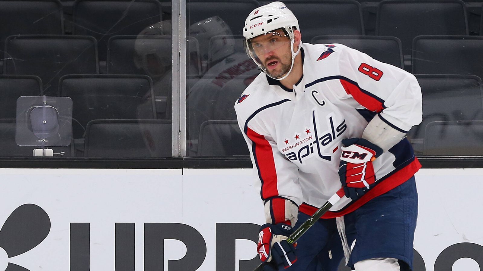 
                <strong>Alex Owetschkin (Washington Capitals)</strong><br>
                Der Russe hat bei den Capitals einen neuen Vertrag über fünf Jahre bis zum Ende der Saison 2025/26 unterschrieben. Bedeutet: Der Flügelstürmer nimmt den "ewigen" Rekord von Wayne Gretzky ins Visier, der in seiner prunkvollen NHL-Karriere 894 Tore erzielt hat. Owetschkin hat inzwischen bereits mehr als 740 mal selbst getroffen und ist in der ewigen Torjägerliste auf Rang vier vorgerückt. Er spielt seit 2005 ununterbrochen für die Capitals, 2018 holte das Team mit dem 36-Jährigen als Kapitän den Stanley Cup.
              