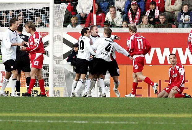 
                <strong>Nikolce Noveski (1. FSV Mainz 05)</strong><br>
                Abgelöst wurde Beckenbauer von Noveski. Der Mainzer netzt ein halbes Dutzend Mal ins eigene Netz ein. Sechs Eigentore erzielt er seit 2004. Und einen weiteren Rekord hält Noveski: In 129 Sekunden erzielt er beim 2:2 gegen Frankfurt die schnellsten zwei Eigentore in Folge.
              