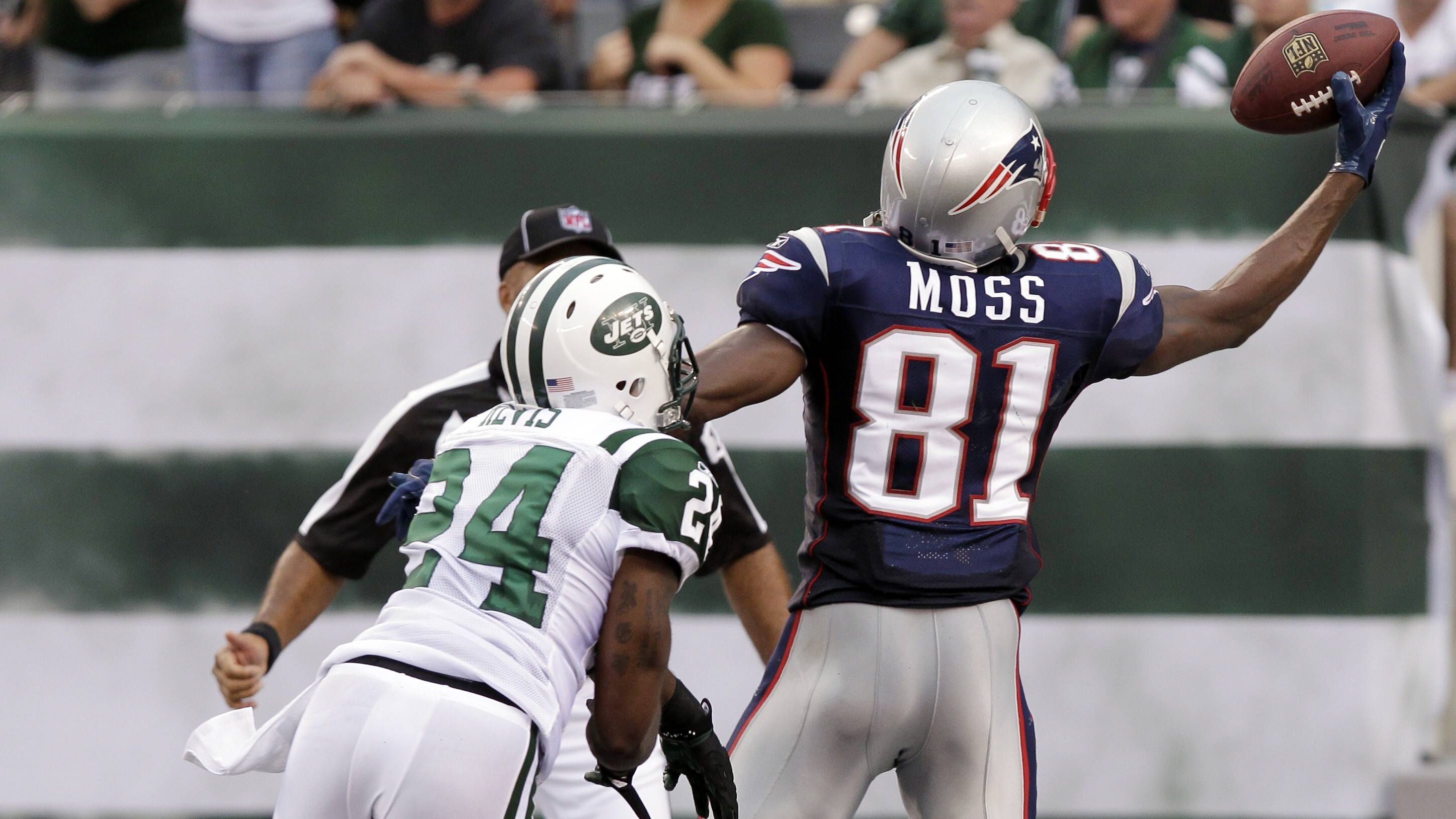 
                <strong>Wide Receiver</strong><br>
                Randy Moss (im Bild): 2007 - 2009, 48 Spiele, 0 Super Bowl-SiegeWes Welker: 2007 - 2012, 93 Spiele, 0 Super Bowl-SiegeTroy Brown: 1993 - 2007, 192 Spiele, 3 Super Bowl-SiegeJulian Edelman: 2009 - aktuell, 136 Spiele (Stand: 23.10.2020), 3 Super Bowl-Siege
              