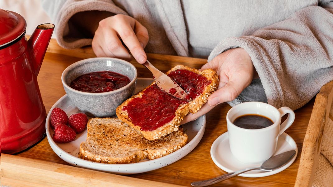 Zu einem ausgewogenen Frühstück mit weihnachtlichem Flair gehört leckere Kirsch-Glühwein-Marmelade einfach dazu. Eignet sich auch prima als Geschenk zur Weihnachtszeit.