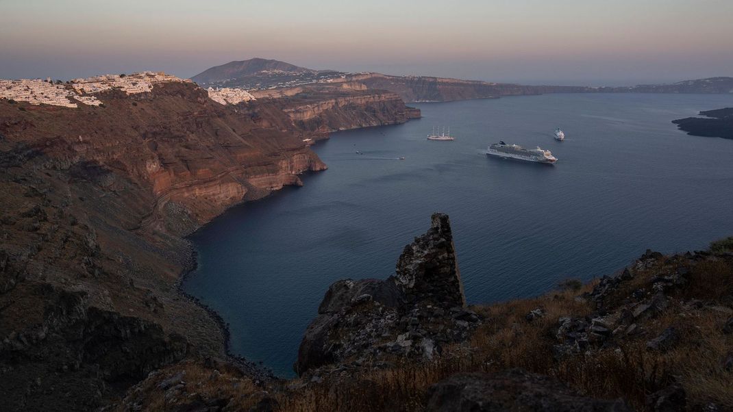 Die Kraterlandschaft auf der Urlaubsinsel Santorini.