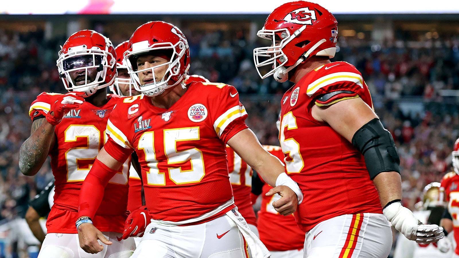 
                <strong>10. Kansas City Chiefs 2019</strong><br>
                Im zweiten Jahr der Patrick-Mahomes-Ära in Kansas City gelang den Chiefs der erste Super-Bowl-Sieg seit 50 Jahren. Mahomes konnte hinter seiner stabilen Offensive Line (25 zugelassene Sacks in der Regular Season) praktisch aussuchen, zu welchem der beiden Top-Stars Tyreek Hill oder Travis Kelce er die Pässe warf. Dazu kamen hervorragende Ergänzungsspieler wie Sammy Watkins und Mecole Hardman, die vom Play Calling von Offensiv-Genie Andy Reid profitierten. Und auch die Defense rund um Chris Jones, Frank Clark, Tyrann Mathieu und Daniel Sorensen musste sich vor niemandem verstecken. Angesichts der Star-Power des Teams mit Platz zehn eher zu niedrig angesiedelt.
              