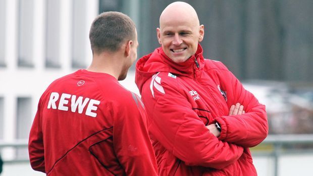 
                <strong>Stale Solbakken (1. FC Köln)</strong><br>
                Mit der Referenz von fünf Meistertiteln mit dem FC Kopenhagen trat Stale Solbakken im Juli 2011 sein Amt als Trainer in Köln an. Unter dem Norweger erhoffte sich der Bundesligist neue Höhenflüge. Doch daraus wurde nichts. Nach nur 32 Pflichtspielen war Solbakken am Ende. Vor allem die eklatante Defensivschwäche kostete dem Skandinavier den Job. Denn mit 65 Gegentoren in nur 32 Begegnungen konnte das Experiment mit Solbakken so wohl nicht gut gehen. Nach einem 0:4 am 30. Spieltag in Mainz wurde der Norweger gefeuert. Am Ende kam die Entlassung Solbakkens wohl zu spät, denn auch Nachfolger Frank Schaefer konnte den Abstieg der Kölner nicht mehr verhindern. Der musste als Vorletzter den Gang in die 2. Bundesliga antreten.
              