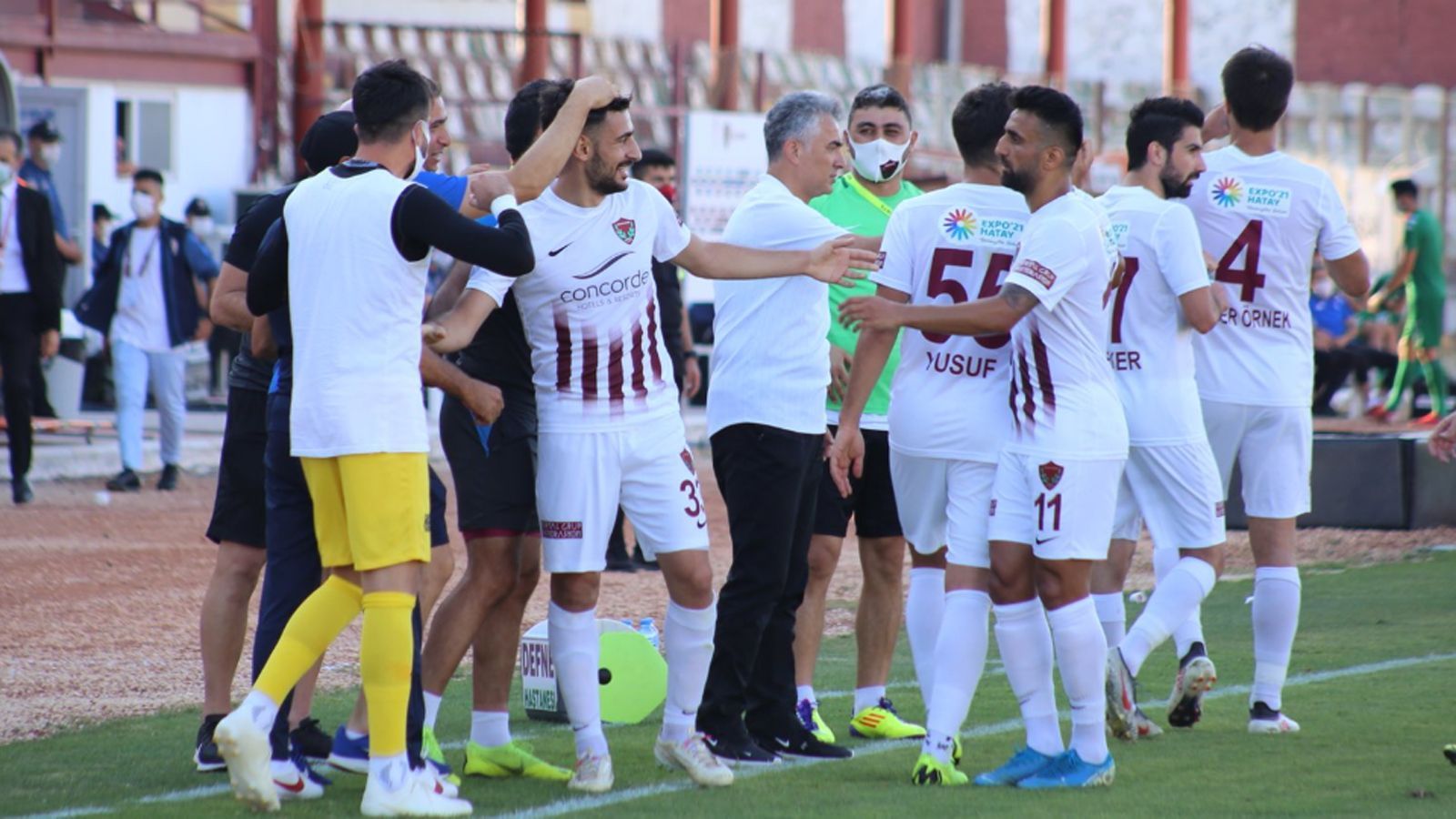 
                <strong>Hatayspor (Türkei)</strong><br>
                Die Spieler des türkischen Zweitligisten Hatayspor haben in der Saison 2019/20 Vereinsgeschichte geschrieben. Der Klub, der direkt an der syrischen Grenze beheimatet ist, steigt als Meister der 1. Lig mit 66 Punkten erstmals in die Süper Lig auf. Den Aufstieg machte Hatayspor schon einen Spieltag vor dem Saisonende durch einen 2:1-Sieg über Adanaspor perfekt. Beim Neuling im türkischen Fußball-Oberhaus gibt es zwei Spieler, die den deutschen Fans möglicherweise noch ein Begriff sein dürften: Mirkan Aydin und Idir Ouali. Toptorjäger Aydin (neun Saisontreffer) kickte einst für den VfL Bochum und Preußen Münster, Ouali lief für Dynamo Dresden sowie den SC Paderborn auf. 
              