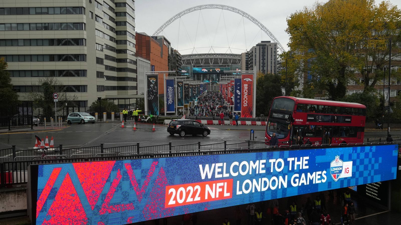 
                <strong>NFL London und International Series</strong><br>
                2005 fand zwar das erste Regular-Season-Spiel außerhalb der USA im Aztekenstadion in Mexiko statt. Besonders bekannt ist die International Series aber für das seit 2007 jährlich stattfindende London Game - seit 2013 sogar mehrfach pro Saison. Die NFL in Europa hat also mittlerweile schon Tradition. Folgerichtig stand eine weitere Expansion sicherlich schon länger auf den Zetteln der NFL-Verantwortlichen.
              