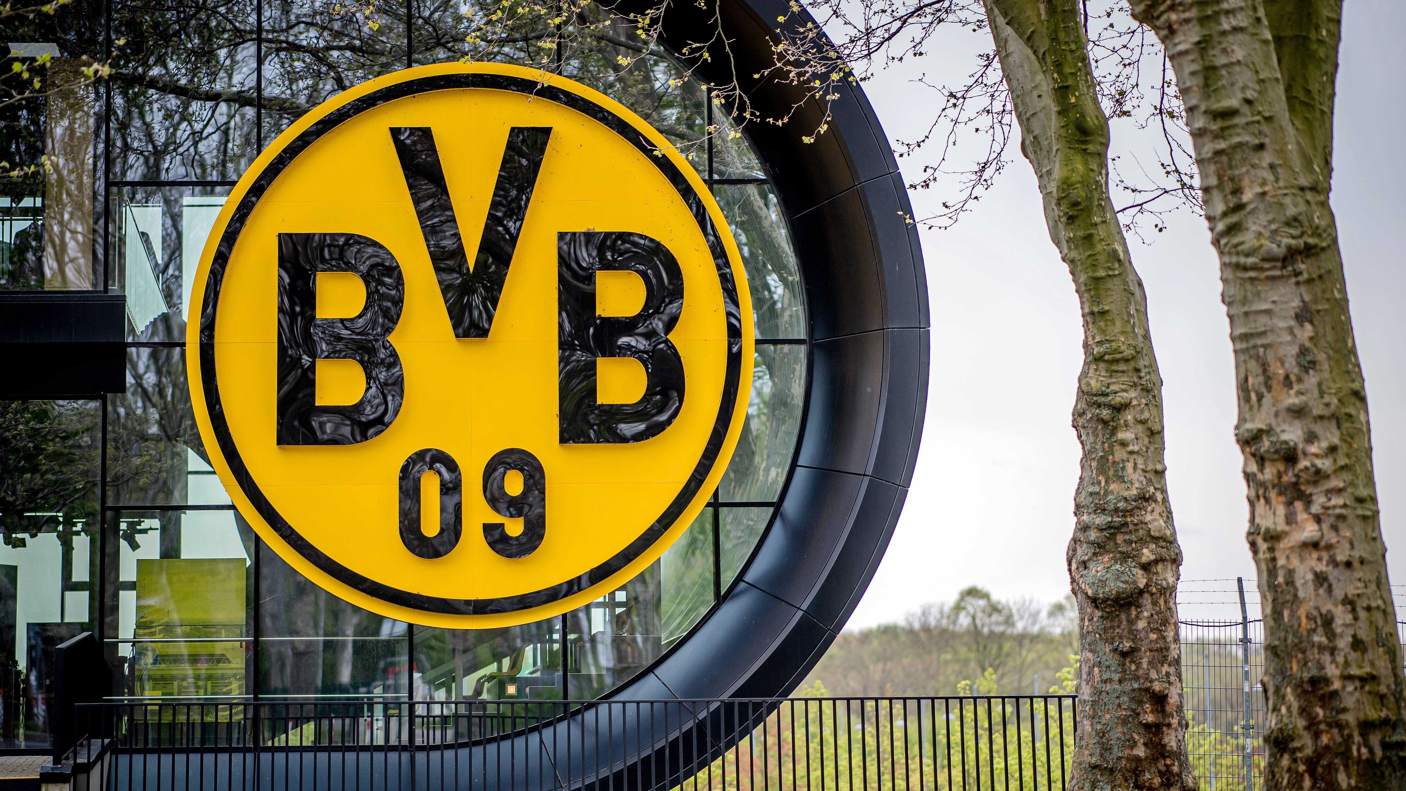 
                <strong>Platz 3: Borussia Dortmund</strong><br>
                Gesamtpunktzahl: 40 -Facebook: 10 Punkte, Instagram: 8 Punkte, YouTube: 11 Punkte, Twitter: 11 Punkte -Dortmund sichert sich dafür Platz drei von der Eintracht. Auf YouTube sind es aber in dieser Saison gleich mal vier Punkte, die der Borussia flöten gegangen sind.
              
