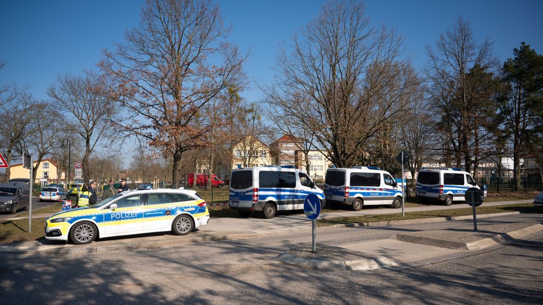 An einer Brandenburger Schule hat es einen Großeinsatz der Polizei gegeben.