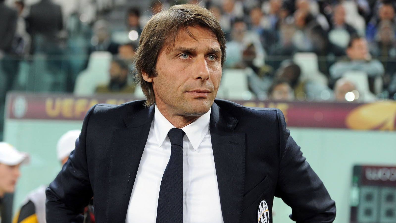 
                <strong>Kommt Allegri-Vorgänger Conte?</strong><br>
                Wird Antonio Conte der neue, alte Trainer bei Juventus? Der 49 Jahre alte Italiener war bereits zwischen 2011 und 2014 Trainer in Turin und holte dreimal in Serie den Meistertitel, ehe Allegri sein Nachfolger wurde. Nun könnte Conte, der danach die italienische Nationalmannschaft und den FC Chelsea betreute, Vorgänger und Nachfolger von Massimilano Allegri werden. Doch ein Juve-Spieler scheint dieses Vorhaben nicht zu unterstützen ... 
              