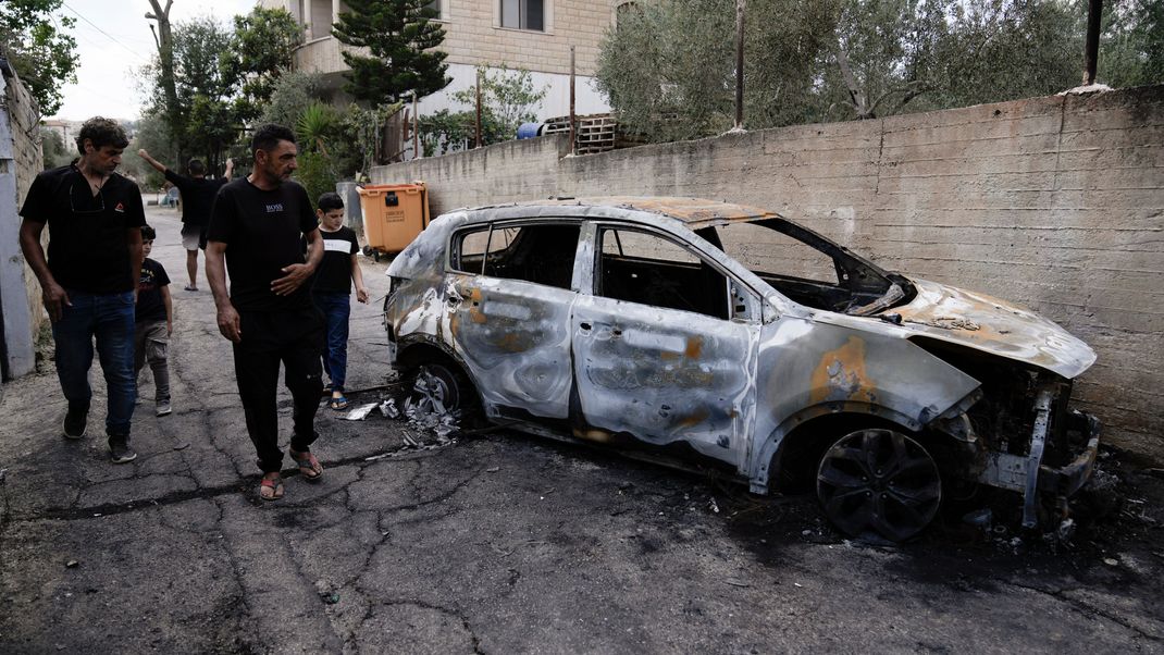 Palästinenser inspizieren ein beschädigtes Auto nach einer israelischen Militäroperation im Westjordanland.