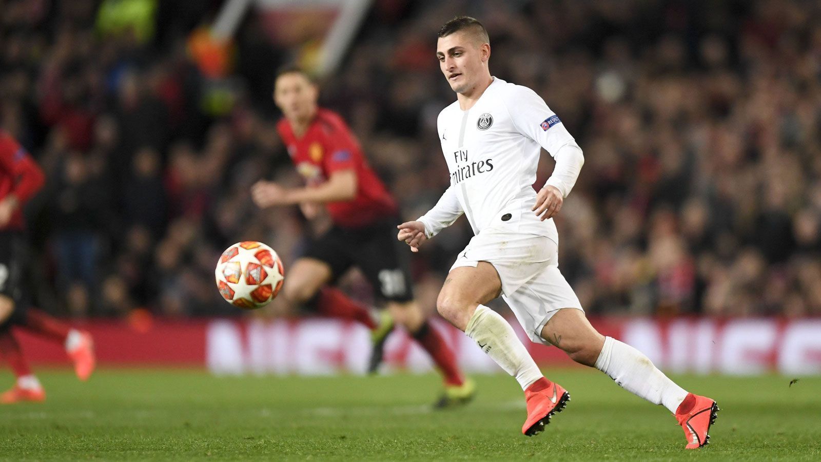 
                <strong>Marco Verratti (Paris St. Germain)</strong><br>
                Zu guter Letzt bringt die "Daily Mail" Marco Verratti ins Spiel. Der Italiener gilt als einer der Besten der Welt in der Mittelfeldzentrale und ist wohl nicht unter 90 Millionen Pfund (105 Millionen Euro) zu haben. Verratti wird bereits seit Jahren immer wieder von englischen Klubs umworben. Das Problem war bislang, dass sich der 26-Jährige bei Paris St. Germain pudelwohl fühlt. Und das hat sich eigentlich auch nicht geändert.
              