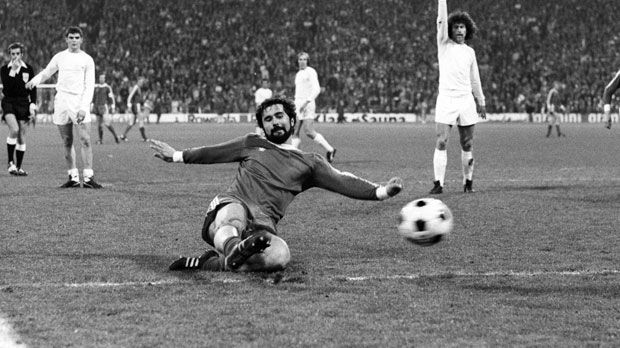 
                <strong>1976 - Halbfinale</strong><br>
                Der FC Bayern setzt sich im Hin- und Rückspiel insgesamt mit 3:1 durch. Gerd Müller erzielt alle drei Bayern-Tore. Wenig später bezwingen die Bayern auch Saint-Etienne und werden Europapokalsieger der Landesmeister.
              