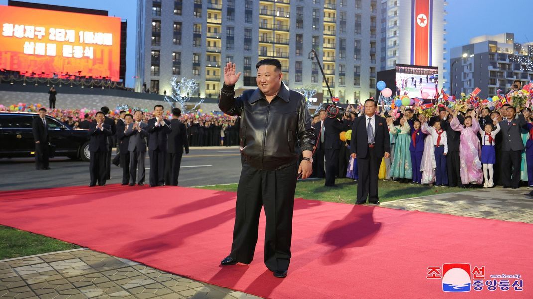 Der&nbsp; nordkoreanische Machthaber Kim Jong-un bei einer Feier zur Fertigstellung eines Wohngebiets im Bezirk Hwasong in Nordkorea. Anm. d. Red.: Das Bild kann nicht unabhängig geprüft werden.