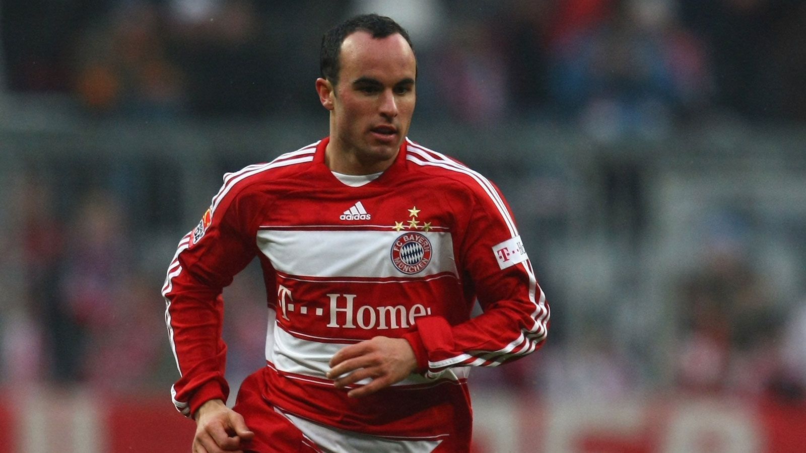 
                <strong>Landon Donovan</strong><br>
                Der damalige Bayern-Trainer Jürgen Klinsmann verpflichtete Landon Donovan im Januar 2009 von Los Angeles Galaxy auf Leihbasis. Im Verein hatte der Amerikaner aber von Anfang an kaum Fürsprecher. Nachdem der Trainer der zweiten Mannschaft, Hermann Gerland, Donovan sogar zu schlecht für sein Team hielt, kehrte der Stürmer nur zwei Monate später nach Kalifornien zurück.
              