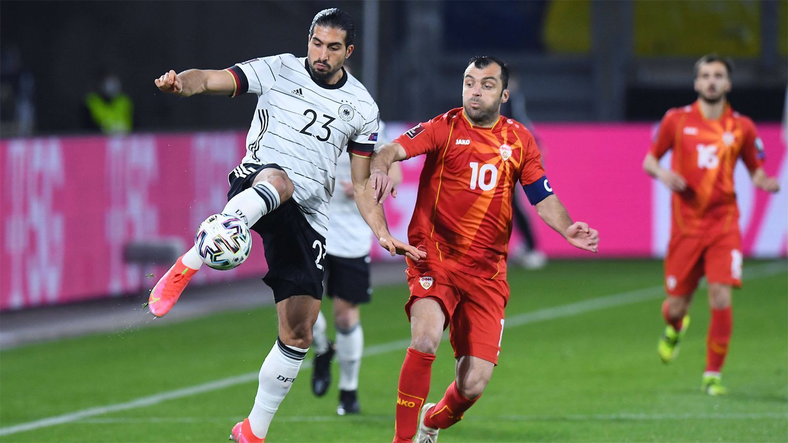 
                <strong>Emre Can</strong><br>
                Spielt in der Innenverteidigung und leitet von dort aus viele Angriffe ein, schaltet sich immer wieder ein. Auch später immer wieder dynamisch, dazu konzentriert und konsequent. Hat Glück, dass in der 77. Minute kein Handelfmeter gegen ihn gepfiffen wird. ran-Note: 3
              