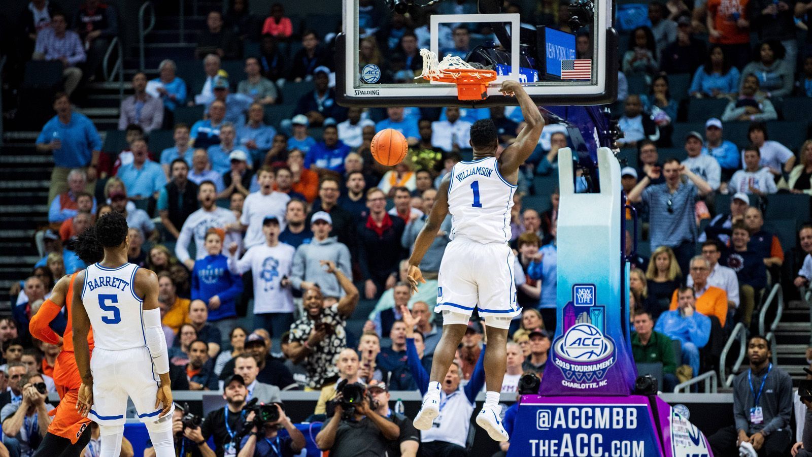 
                <strong>Das Debüt von Zion Williamson</strong><br>
                Mit viel Spannung wird auch das Debüt von College-Superstar und dem First Overall Pick des diesjährigen Drafts, Zion Williamson, erwartet. Williamson startet seine NBA-Karriere am 22. Oktober und gastiert mit den New Orleans Pelicans bei den Toronto Raptors.
              