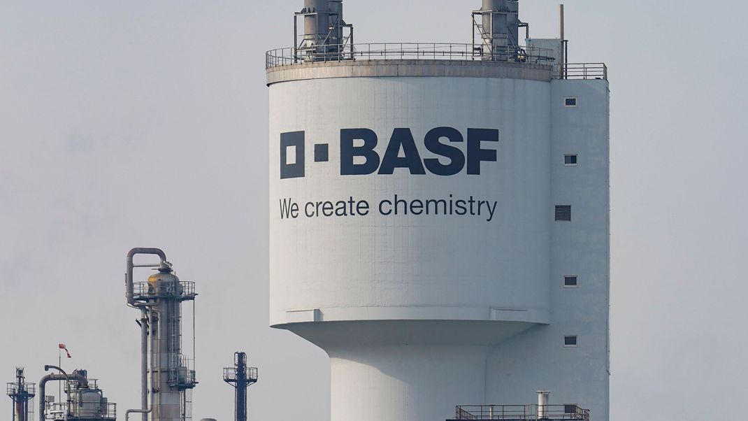Der Chemiekonzern BASF aus Ludwigshafen am Rhein legt aufgrund der schwachen Nachfrage in Europa ein weiteres Sparprogramm auf.