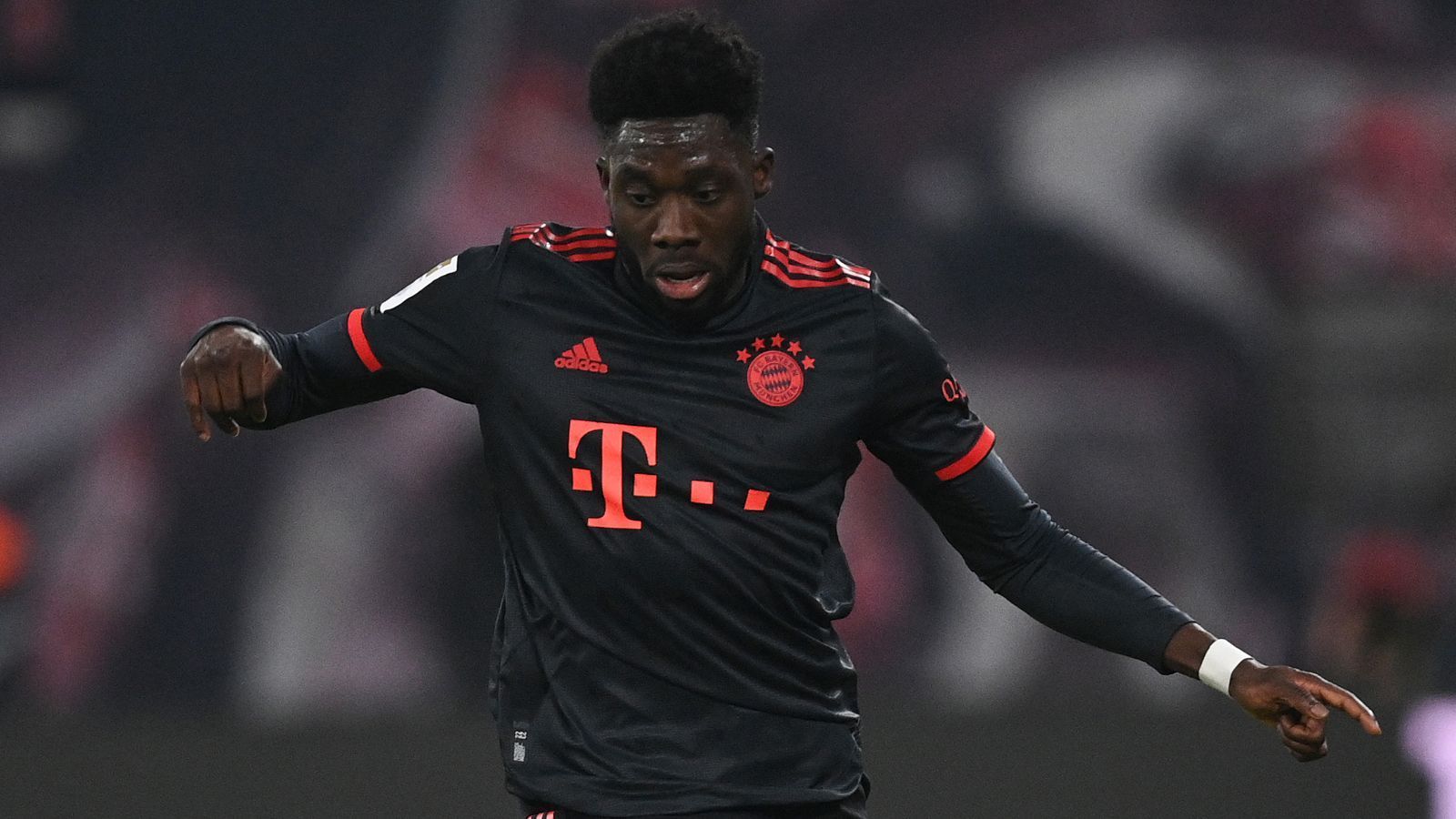 
                <strong>4. Einwechselspieler: Alphonso Davies</strong><br>
                Kommt in der 70. Minute für Cancelo, beackert in der Schlussphase seine bekannte, linke Seite und trifft kurz vor dem Ende per Kopf zum 4:0-Endstand. ran-Note: 2
              