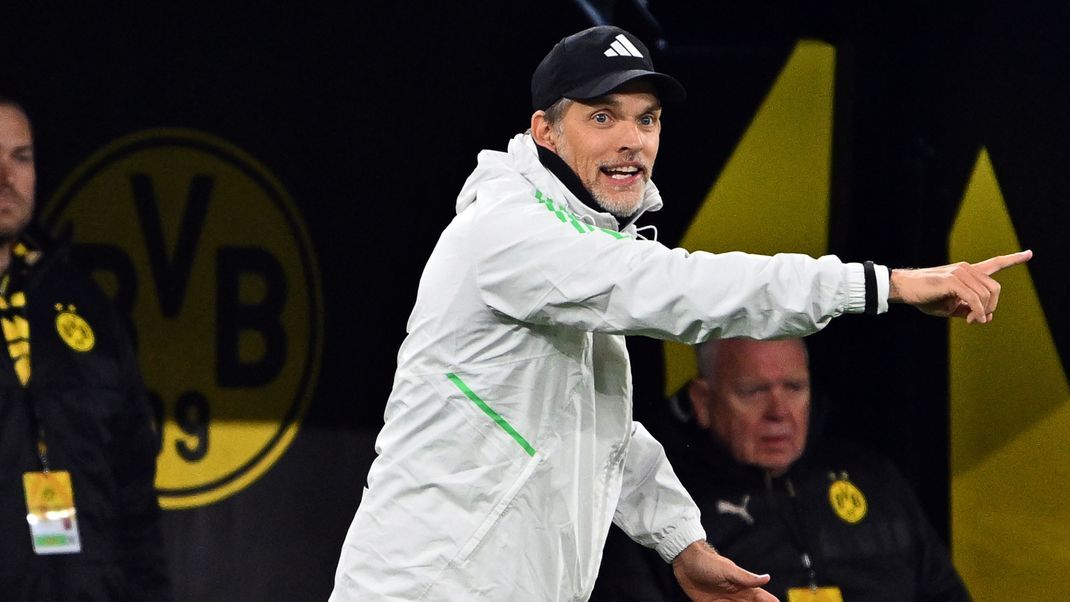 Münchens Trainer Thomas Tuchel reagiert am Spielfeldrand. 