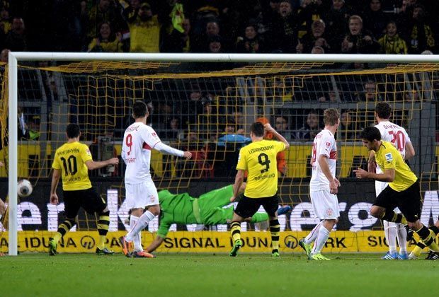 
                <strong>Borussia Dortmund - VfB Stuttgart 6:1</strong><br>
                Doch die Elf von Jürgen Klopp schlägt postwendend zurück - ebenfalls nach einer Ecke. Nuri Sahin schlenzt den Ball in den Strafraum, wo Sokratis Papastathopoulos zum Ausgleich einköpft
              