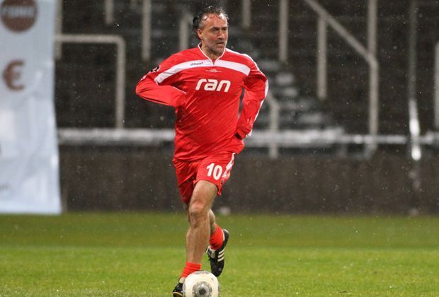 
                <strong>Maurizio Gaudino</strong><br>
                Mit dem VfB Stuttgart feierte Maurizio Gaudino 1992 den Meistertitel. Anschließend war er bei Eintracht Frankfurt, dem VfL Bochum sowie in England, Mexiko und der Türkei aktiv. In der deutschen Nationalmannschaft schoss er in fünf Einsätzen ein Tor.
              