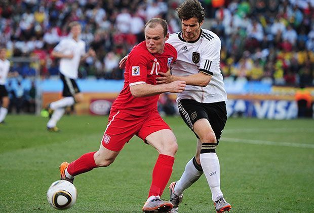 
                <strong>2010</strong><br>
                Auch die WM 2010 läuft für England eher enttäuschend. Rooney scheitert an Deutschland. Besonders bitter: Ein klares Tor zum vermeintlichen 2:2 wird den Engländern aberkannt.
              