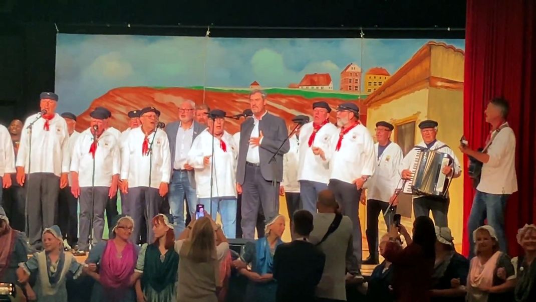 Markus Söder (Mitte) singt auf Helgoland mit einem Shanty-Chor.