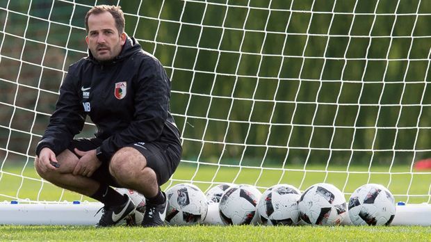 
                <strong>FC Augsburg (12.)</strong><br>
                Nachdem er nach der überraschenden Trennung von Dirk Schuster einsprang und mit einem langfristigen Vertrag ausgestattet wurde, absolvierte FCA-Coach Manuel Baum sein erstes Trainingslager. Die Bilanz: Zufriedenheit bei allen Beteiligten, die Stimmung stimmt. Baum soll dem FCA die unter Schuster verschütt gegangenen Tugenden wieder einimpfen: Mut zur Offensive also. Auch wenn einige Offensivkräfte weiterhin fehlen. ran-Form: Graues Mittelmaß
              