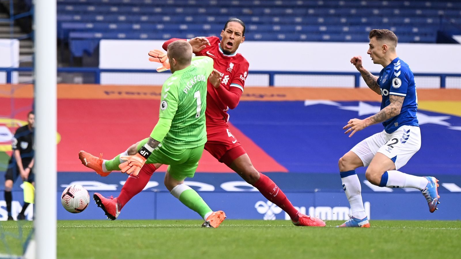 
                <strong>Jordan Pickford (England)</strong><br>
                Dieser würde auch Pickford endlich in der breiten Masse Respekt verschaffen. Denn so wirklich scheinen die Briten dem Braten noch nicht zu trauen. Zu inkonstant erlebten sie den Keeper in seinen ersten Jahren im Nationalteam. Später fiel er durch Eskapaden auf und neben dem Platz auf. Erst zu Saisonbeginn musste er nach seinem harten Foul gegen Liverpool-Star Virgil van Dijk um Polizeischutz bitten.
              