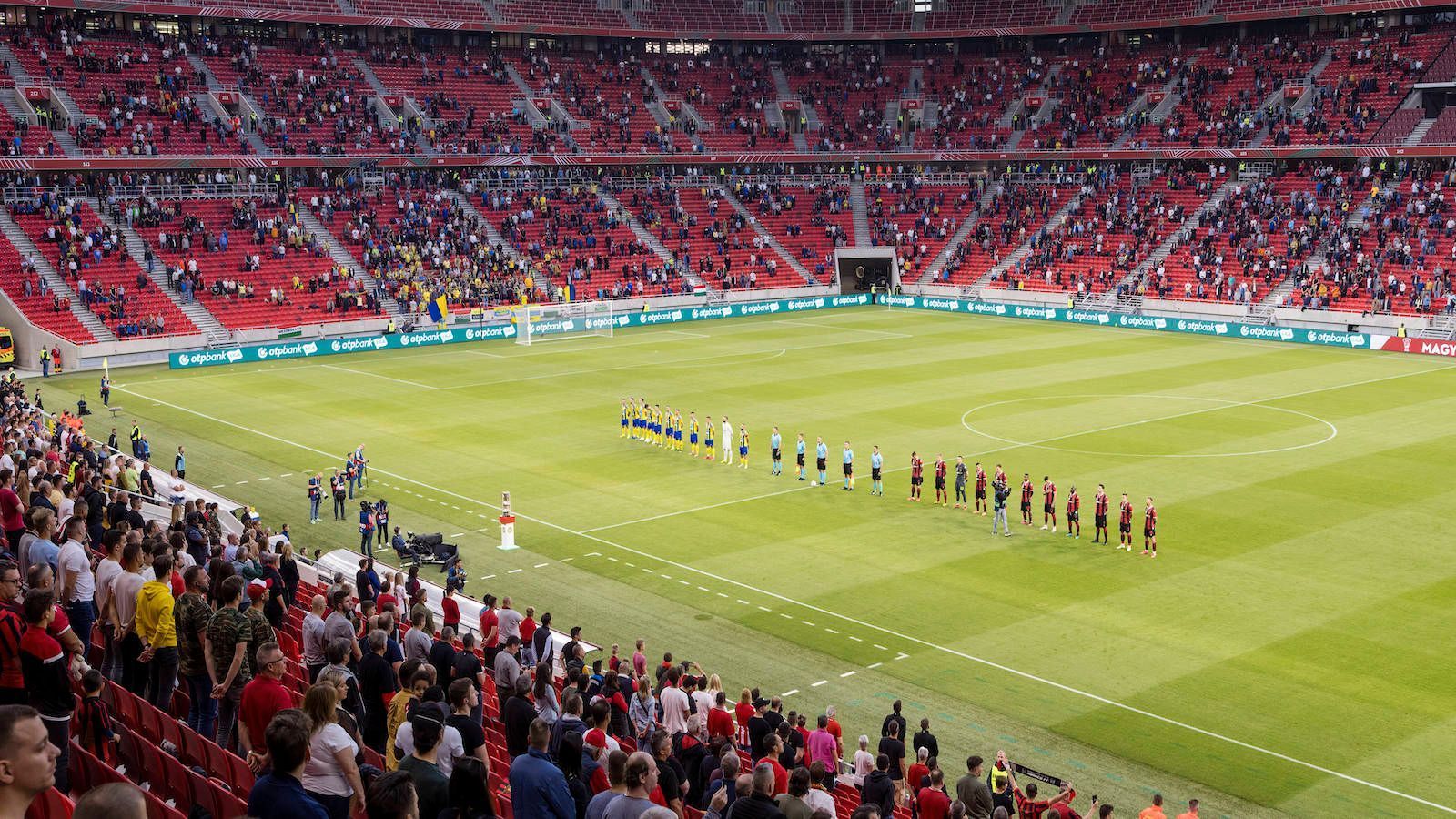 
                <strong>Teams stellen sich für die Fans auf</strong><br>
                So soll es eigentlich sein. Vernünftig besuchtes Pokalfinale in Budapest.
              