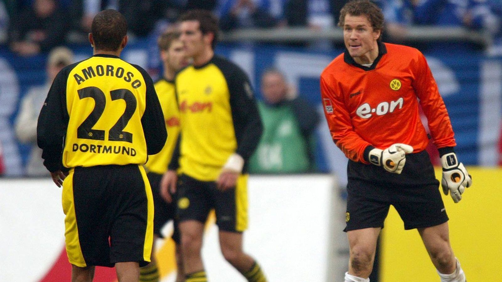 
                <strong>Lehmann vs. Amoroso</strong><br>
                Einen kuriosen Platzverweis gab es in der Saison 2002/03: Beim 2:2 sieht BVB-Schlussmann Jens Lehmann in der 80. Minute die Gelb-Rote Karte, nachdem er seinen Strafraum verließ und den eigenen Mitspieler Marcio Amoroso attackierte. Das gibt's wohl nur im Derby.
              