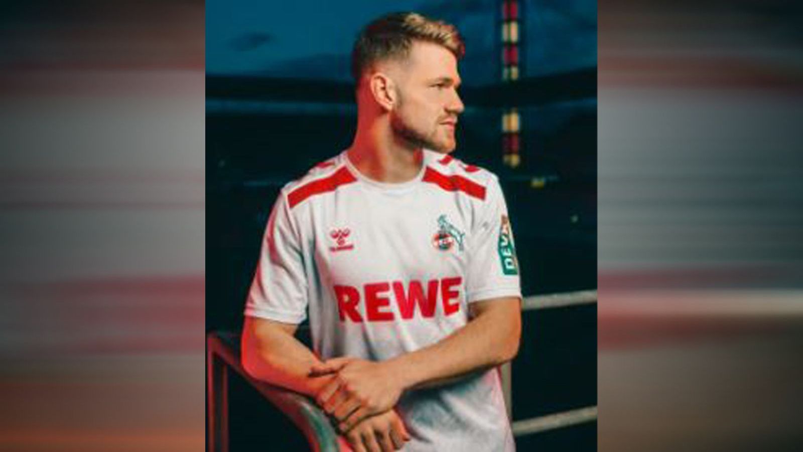 <strong>1. FC Köln - Heimtrikot</strong><br>Für ihr Heimtrikot haben sich die Kölner etwas Besonderes überlegt. Viel Weiß und ein wenig Rot, viel mehr Farben braucht der Effzeh nicht. Aber: An den Seiten sind die Pylonen eines der Markenzeichen des Rhein-Energie-Stadions zu sehen.