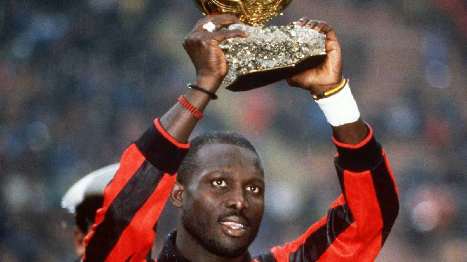 
                <strong>1995: George Weah (Paris Saint-Germain / AC Mailand)</strong><br>
                2. Platz: Jürgen Klinsmann (Tottenham Hotspur / FC Bayern München)3. Platz: Jari Litmanen (Ajax Amsterdam)
              