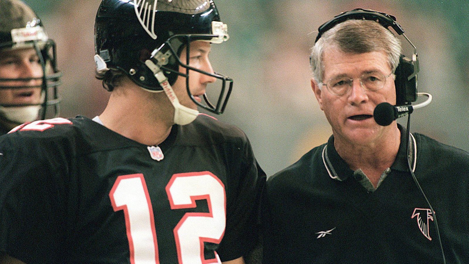 <strong>Platz 10: Dan Reeves - 190 Siege</strong><br>
                Dan Reeves gilt als Trainerlegende der Denver Broncos. Gemeinsam mit seinem Quarterback John Elway schaffte er es drei Mal in den Super Bowl. Auch mit seinem späteren Team, den Atlanta Falcons, gelang ihm ein Auftritt im Endspiel der NFL. Die Vince Lombardi Trophy errang er jedoch nur als Assistenzcoach bei den Dallas Cowboys.
