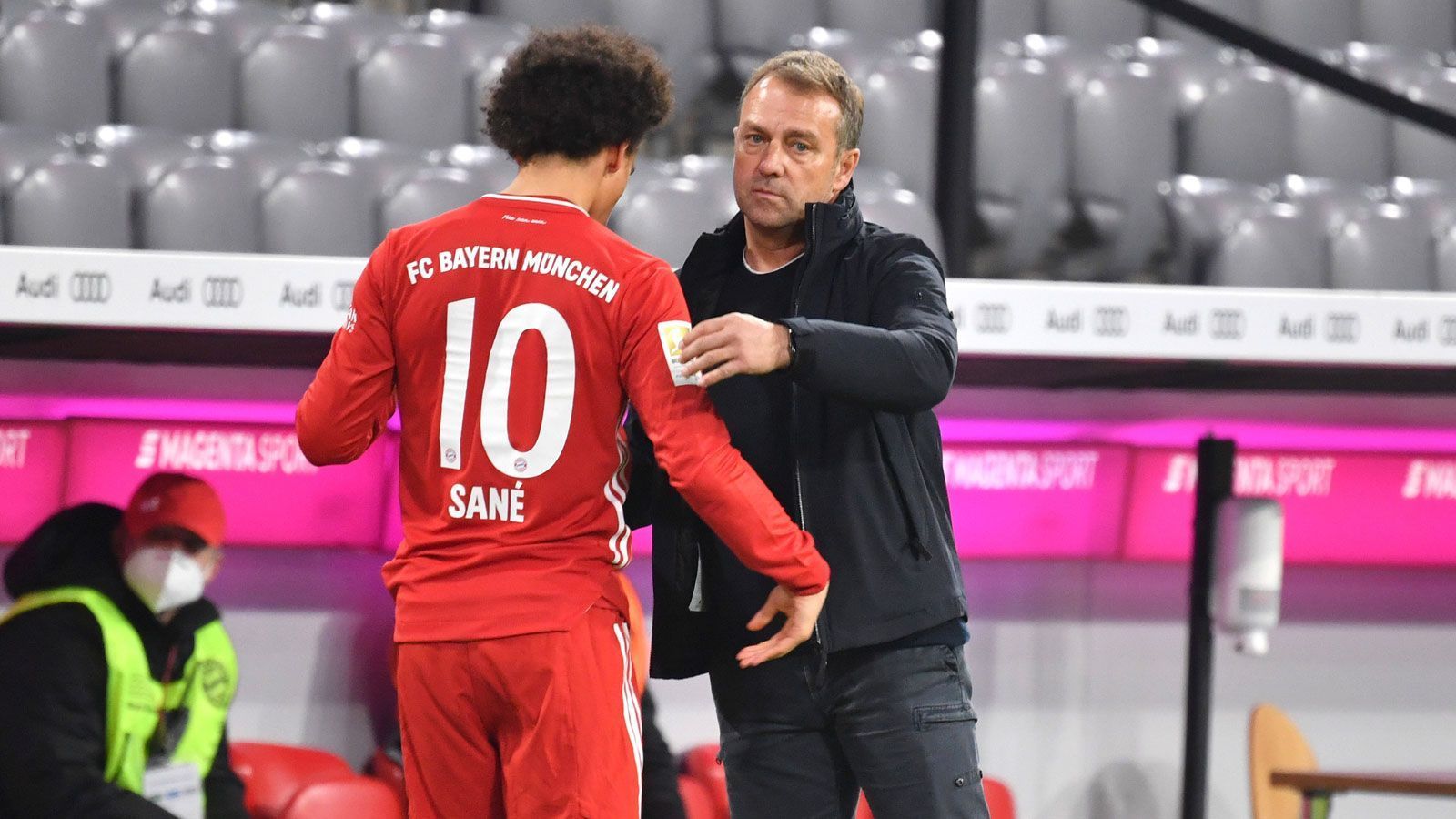 
                <strong>2. Platz: Hansi Flick (FC Bayern München)</strong><br>
                Der FCB bzw. Trainer Hansi Flick liegen in dieser Kategorie "nur" auf Rang zwei. Zwar sind 16 Torbeteiligungen der Einwechselspieler, von denen Leroy Sane als bester Joker deren vier verzeichnete (zwei Treffer, zwei Assists), ein starker Wert, doch ein Coach hat noch mehr Scorerpunkte eingewechselt als der Übungsleiter des deutschen Rekordmeisters.
              