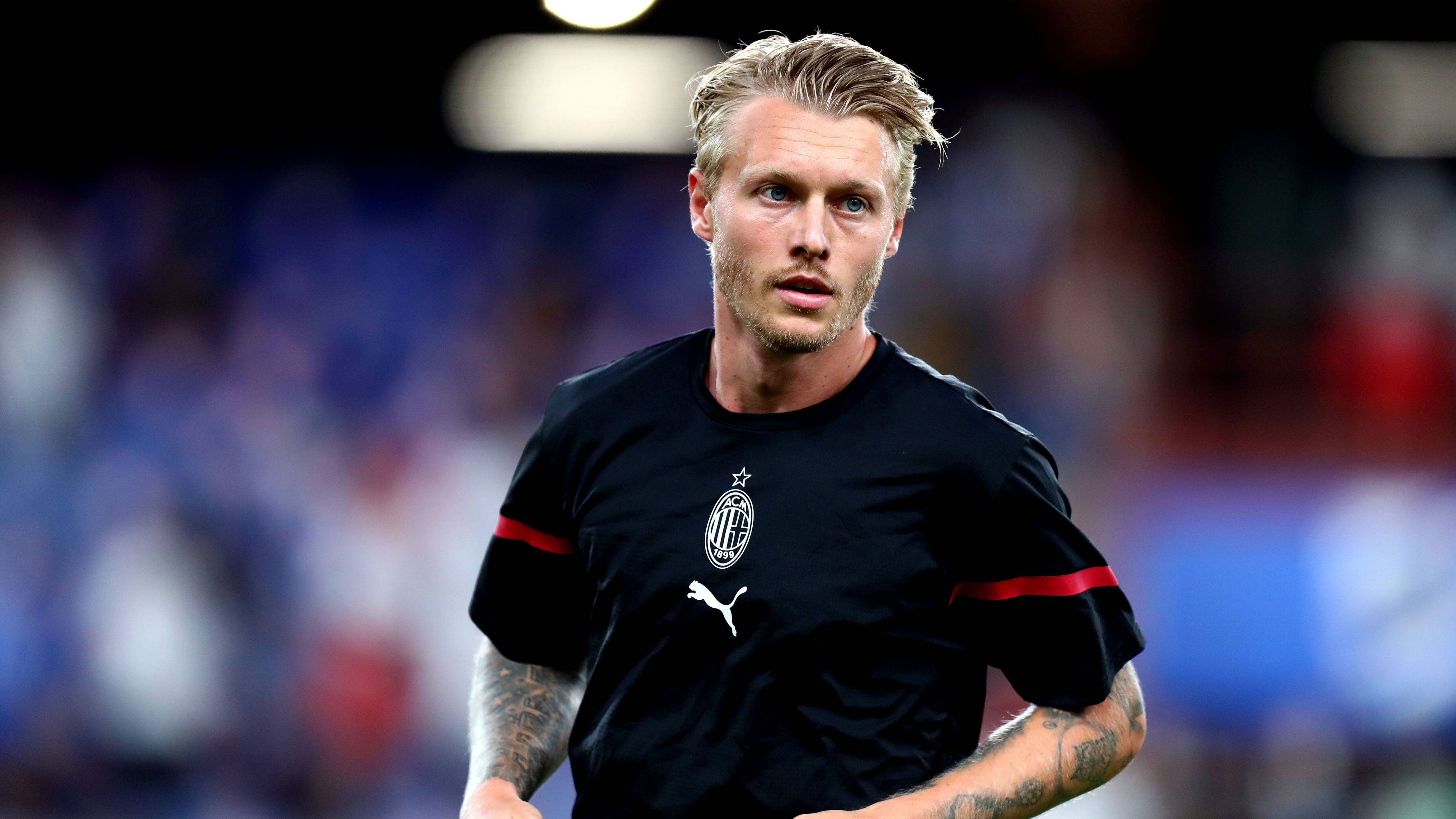 
                <strong>UEFA Presidens Award</strong><br>
                Den Presidents Award erhält in diesem Jahr die dänische Nationalmannschaft um Kapitän Simon Kjaer, sowie das Team der medizinischen Versorgung rund um das Drama um Christian Eriksen bei der EM 2021. Eriksen war auf dem Platz wegen eines Herzstillstands kollabiert, konnte aber dank der schnellen Hilfte gerettet werden. Kjaer bedankte sich in einem bewegenden Video für die Auszeichnung, die medizinische Abteilung betrat nach und nach unter großem Applaus die Bühne.
              