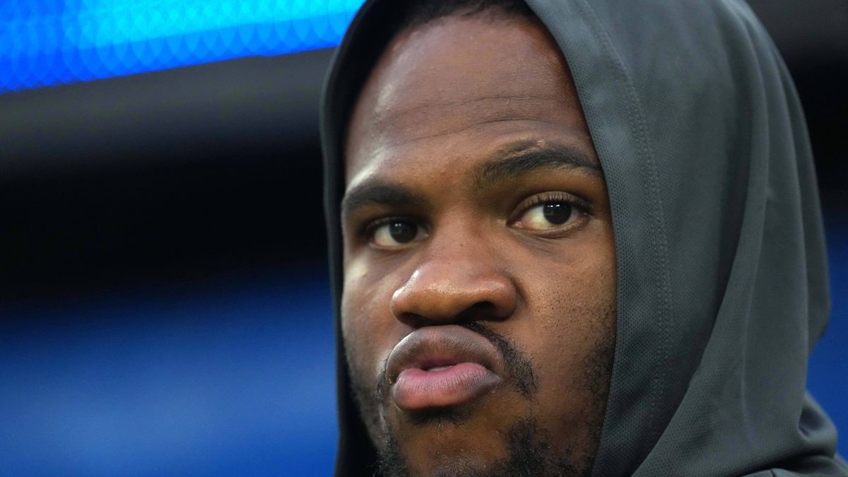 NFL, American Football Herren, USA Dallas Cowboys at Los Angeles Rams Aug 9, 2025; Inglewood, California, USA; Dallas Cowboys defensive end Micah Parsons watches in the second half against the Los ...