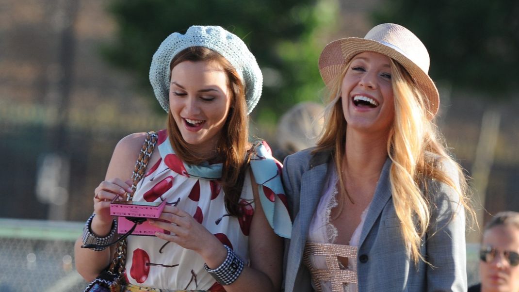 Blair Waldorf (Leighton Meester, links) und Serena van der Woodsen (Blake Lively) haben die Mode der 2000er maßgeblich geprägt. 