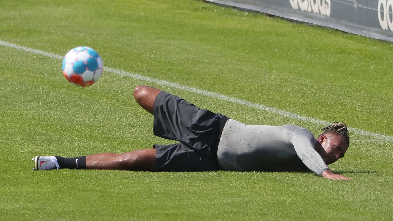 
                <strong>Das erwartet Boateng in Lyon</strong><br>
                Doch nach dem großen Aufrüsten von PSG mit Lionel Messi und Co. darf sich Boateng nun zumindest gegen das wohl beste Team der Welt beweisen. Bringt er konstant seine Leistung, die er zuletzt in München zeigte, dürfte der gebürtige Berliner auch wieder ein Thema für Bundestrainer Hansi Flick werden. Unter diesem hatte Boateng bei den Bayern wieder zu seiner Topform gefunden, wurde aber von Flicks Vorgänger Jogi Löw nicht für die Europameisterschaft berücksichtigt. 
              