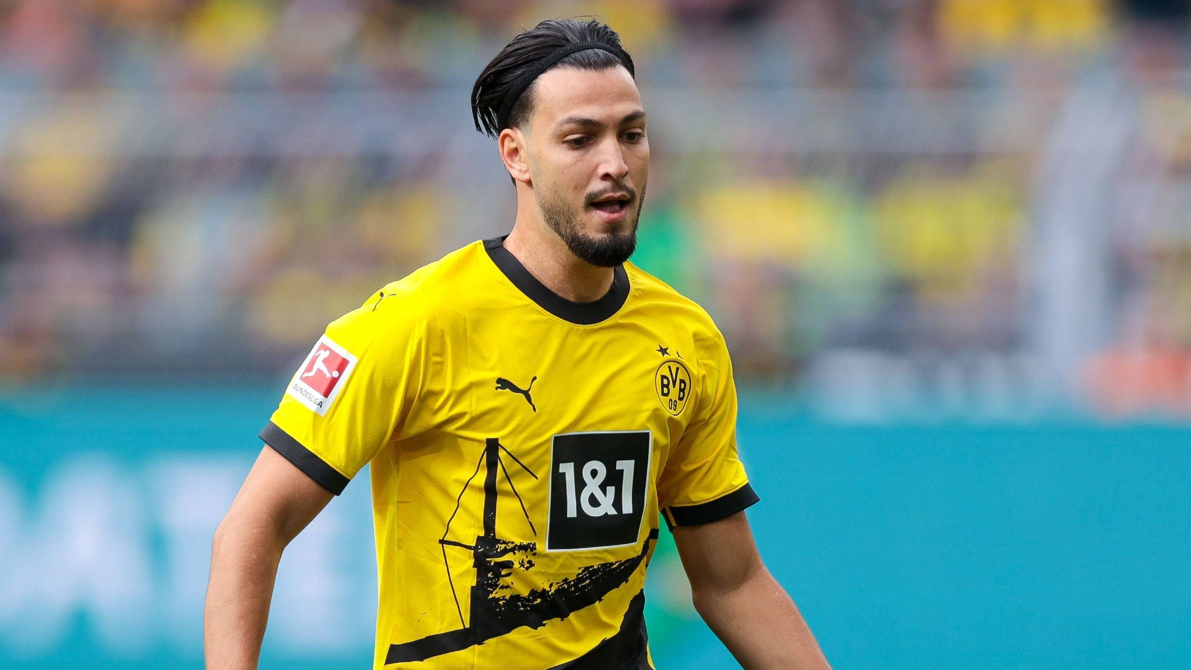 <strong>Ramy Bensebaini</strong><br>Der Algerier kehrt im Vergleich zur 0:2-Pleite in der Königsklasse in Paris zurück in Dortmunds Startelf. Bensebaini spielt solide, aber längst nicht so offensivstark, wie man ihn im BVB-Trikot schon gesehen hat. Im zweiten Durchgang rettet er aber immerhin mutig per Kopf bei einem gefährlichen Distanzschuss von Arnold. <strong>ran-Note: 3</strong>