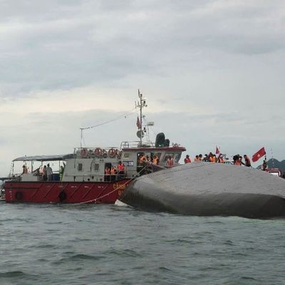 Ausflugsschiff in Vietnam gekentert